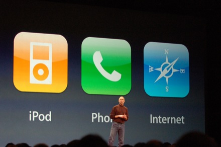 широкоэкранный iPod с сенсорным экраном, мобильный телефон, и интернет-коммуникатор