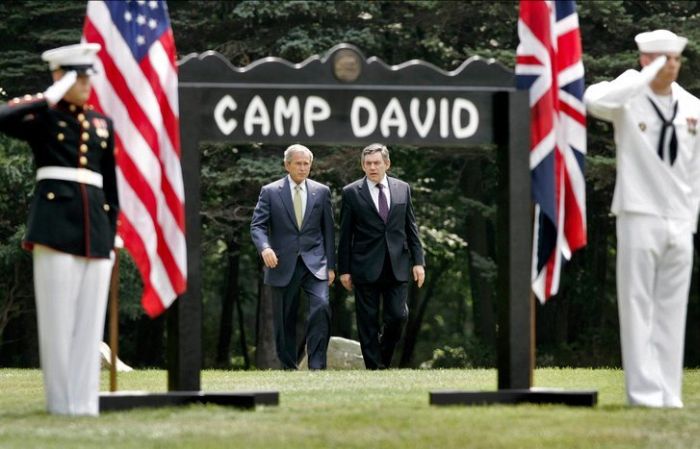 Президент США Джордж Буш George W. Bush принял в своей загородной резиденции в Кемп-Дэвиде Camp David британского премьера Гордона Брауна
