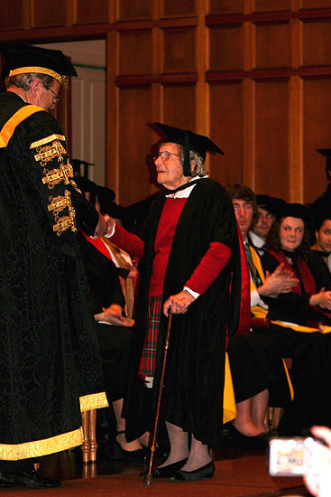94-летняя жительница Австралии Филлис Тернер стала самой старой в мире выпускницей университета