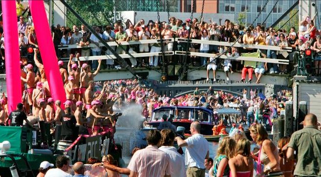 в Амстердаме прошел парад сексуальных меньшинств