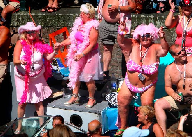 амстердам гей-парад 500000 человек