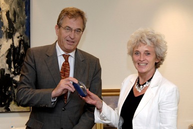 Ректор Делфтского Университета Ганс Ван Луижк вручает первую мышь министру Крамеру