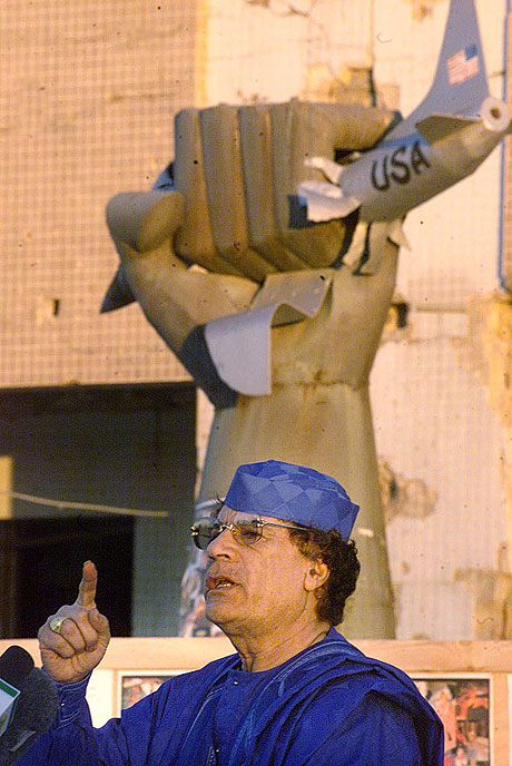 монумент кулак сокрушающий американский самолет триполи ливия