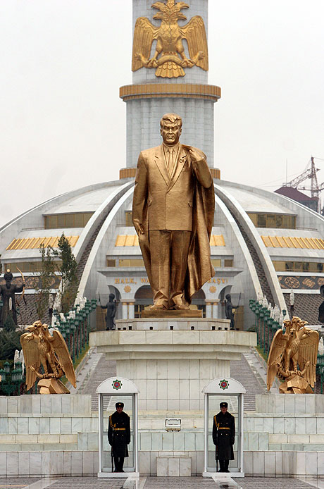 Золотая статуя президента Туркменистана Сапармурата Ниязова в Ашхабаде