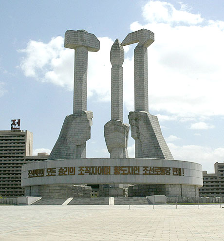 Монумент в честь основания Трудовой партии Кореи в Пхеньяне