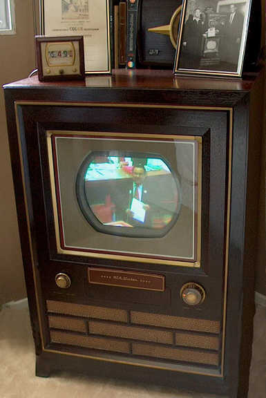 один из первых цветных телевизоров RCA CT-100