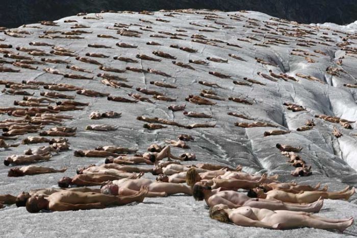  сотни обнаженных людей создали живую скульптуру на швейцарском леднике Алетш