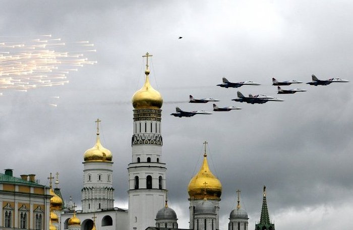 русские витязи стрижи в небе над красной площадью 9 мая день победы