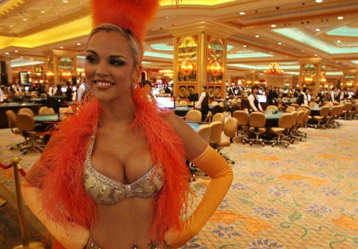sheldon adelson and las vegas sand open casino in macao