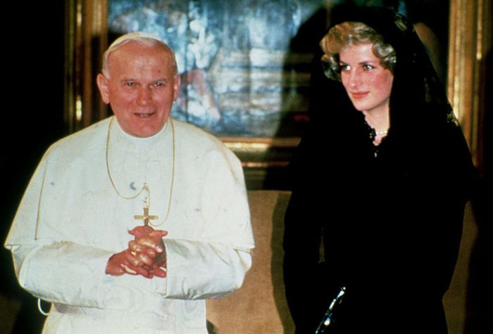Принцесса Диана на аудиенции у Папы Римского Иоанна Павла II 25 апреля 1985 года