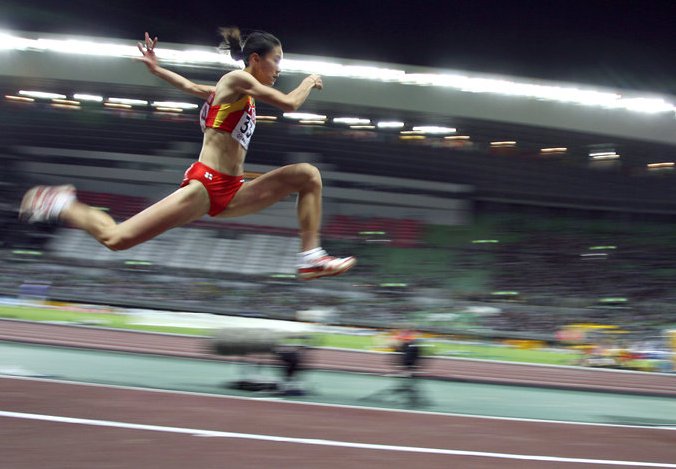чемпионат мира по легкой атлетике в японии китайская спортсменка выполняет тройной прыжок
