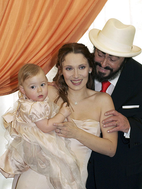 lucciano pavarotti and his wife with daughter