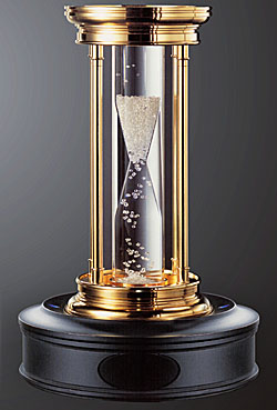 Бриллиантовые песочные часы ювелирного дома De Beers