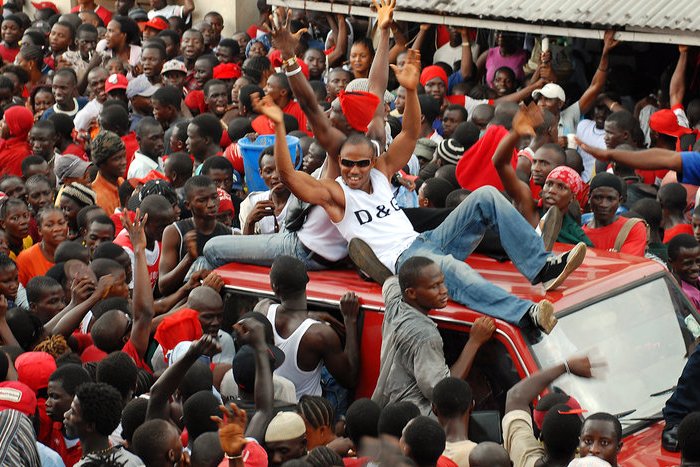Сторонники Эрнеста Баи Корома празднуют его победу на президентских выборах Сьерра-Леоне