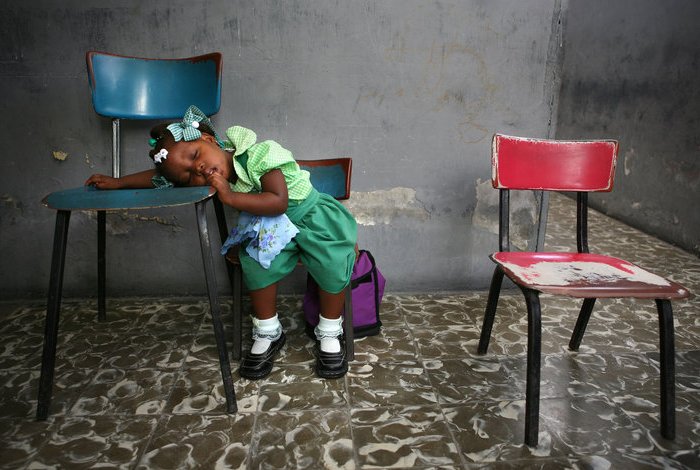 маленькая девочка перед началом урока в гаити