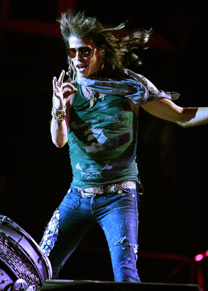 Стивен Тайлер Steven Tyler из группы Aerosmith на концерте в Торонто