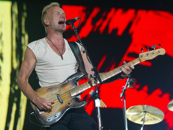 Стинг Sting во время концерта The Police на лондонском стадионе Twickenham Stadium