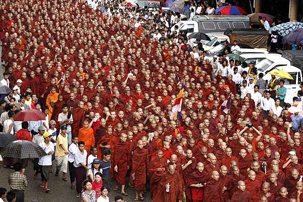 демонстрация монахов против политики военного режима Мьянмы