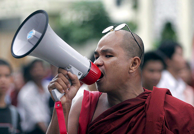 Большинство демонстрантов составили буддистские монахи и монахини