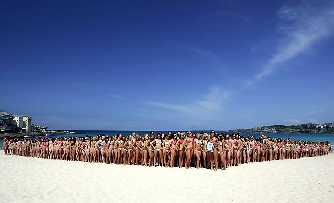1010 девушек установили новый мировой рекорд на самое большое количество девушек в бикини на одной фотографии