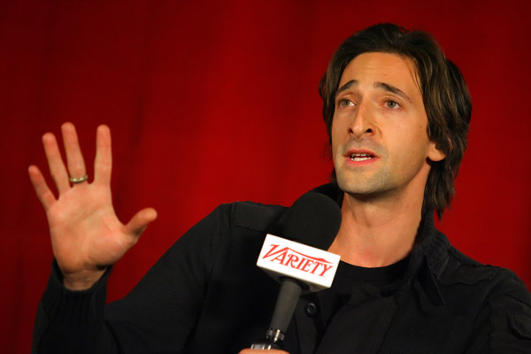 Эдриен Броди Adrien Brody перед показом фильма The Darjeeling Limited в кинотеатре The Arclight Theater в Голливуде