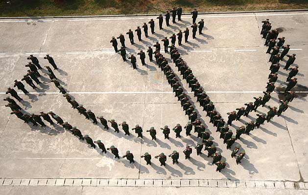 китайские солдаты приветствуют делегатов 17-го съезда Коммунистической партии Китая