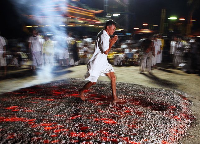Вегетарианский Фестиваль на острове Пхукет хождение по раскаленным углям