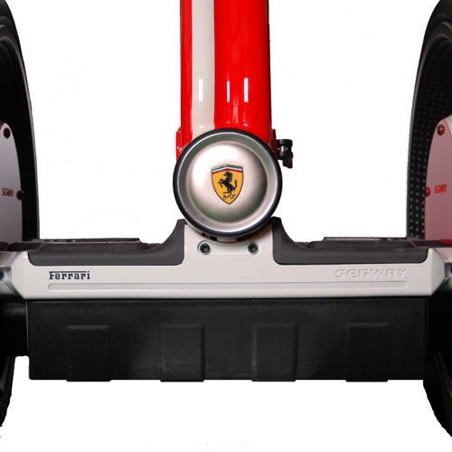 Зато Ferrari Segway фирменного красного цвета и имеет шильдик Ferrari