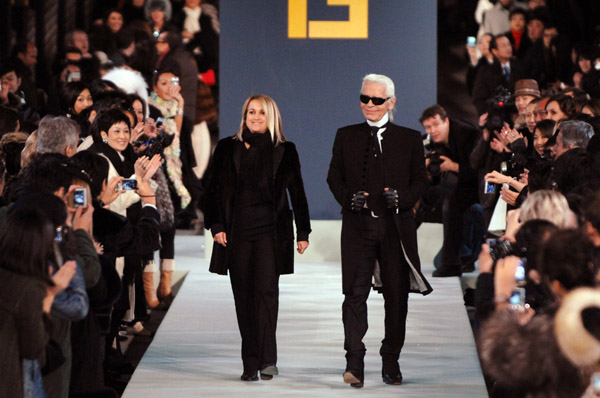Карл Лагерфельд Karl Lagerfield вышел на поклон вместе с креативным директором Fendi Сильвией Вентурини Фенди Silvia Venturini Fendi