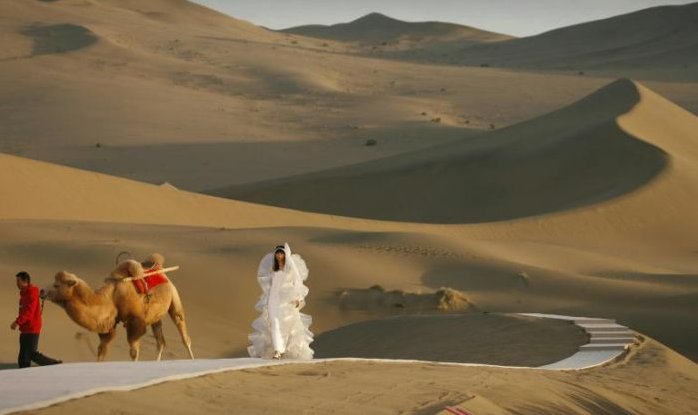показ пьера кардена в китайской пустыне