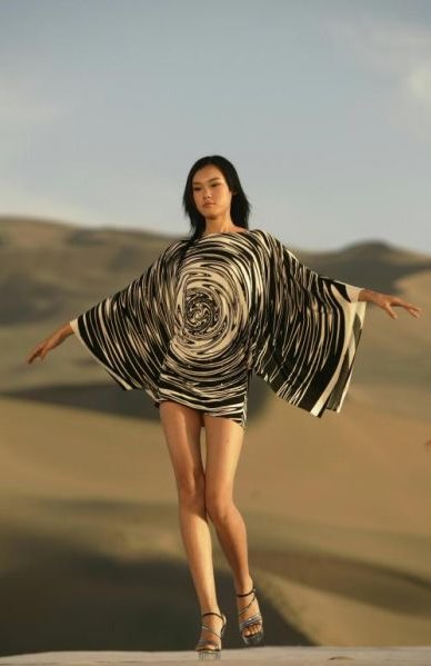 известный модельер Пьер Карден Pierre Cardin вывел моделей в пустыню в северо-западной провинции КНР