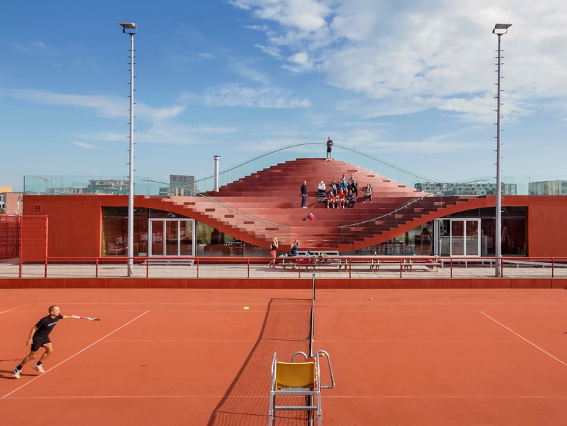 Дизайн теннисного клуба с трибуной-«диваном» в Амстердаме