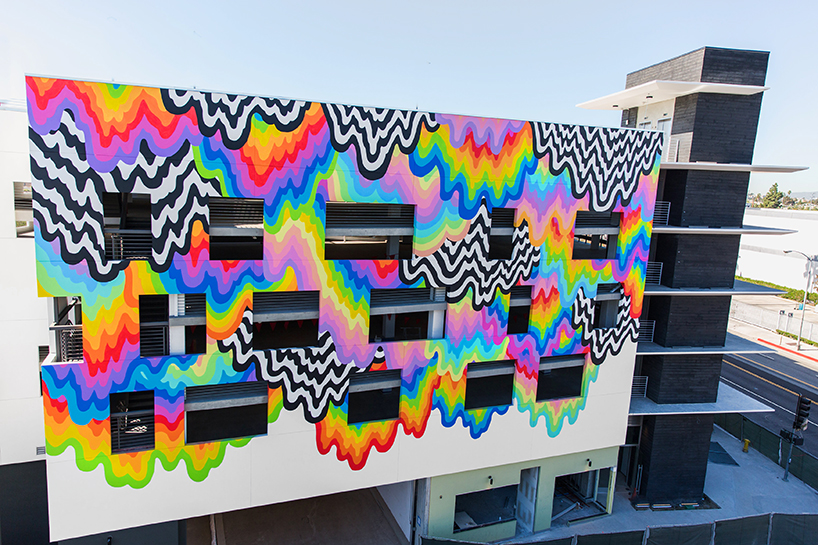 Фасад из стекающих градиентных красок от Jen Stark