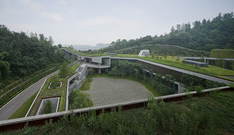 Общественый центр в Китае встроенный в ланшафт