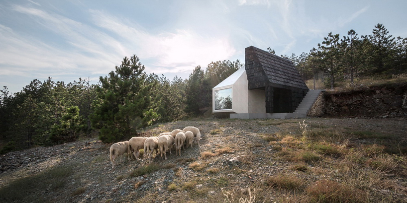 Черно-белый абстрактный дом в Сербии