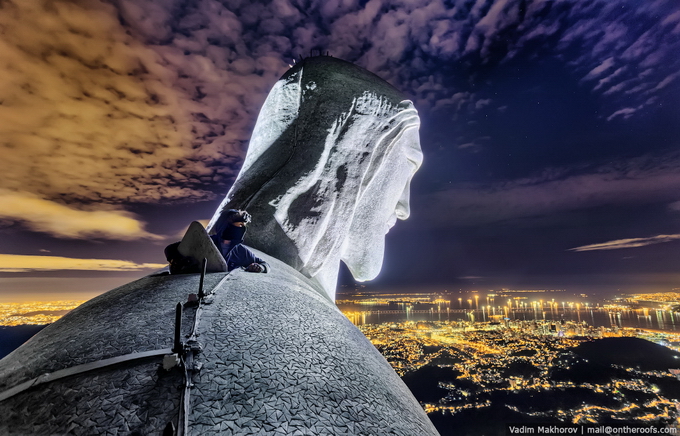 Руферы на вершине статуи Христа-Искупителя в Рио