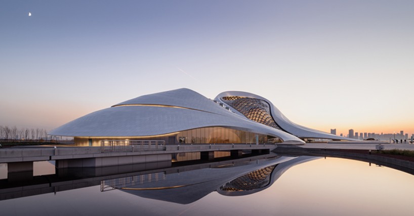 Футуристическое здание оперного театра в Китае