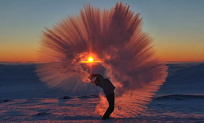 Фотограф разлил горячий чай на 40-градусном морозе