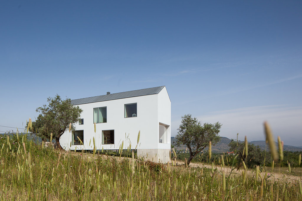 Минималистичный дом в Португалии от Joao Mendes Ribeiro