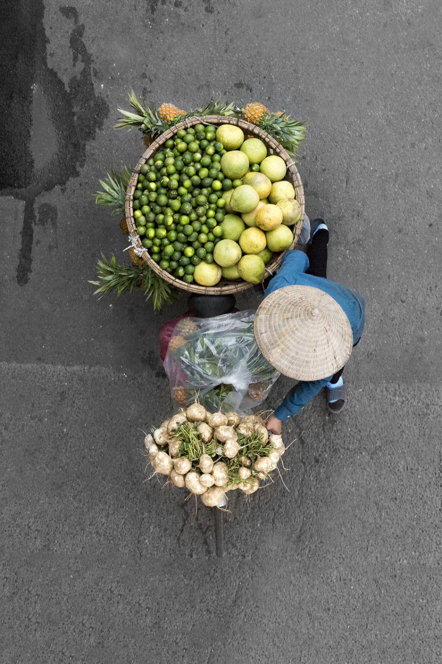 Снимки уличных торговцев сверху во Вьетнаме