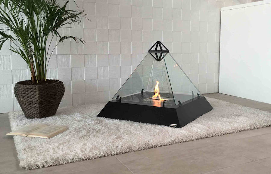 Переносной огонь для дома в стеклянной пирамиде