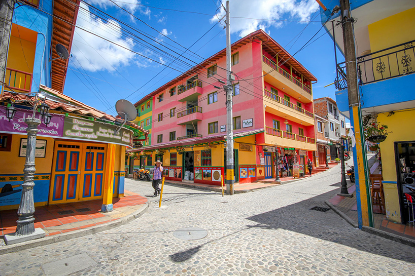 Гуатапе - красочный город в Колумбии