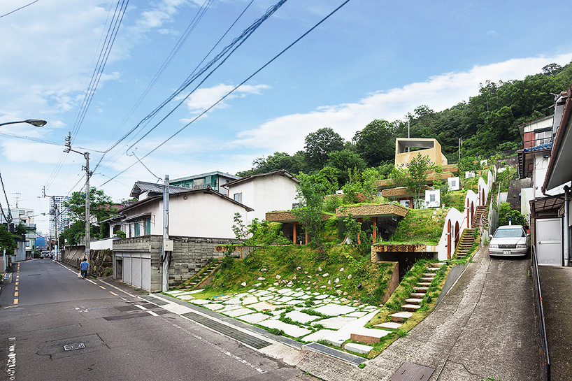 Жилой комплекс встроенный в землянной ландшафт Японии