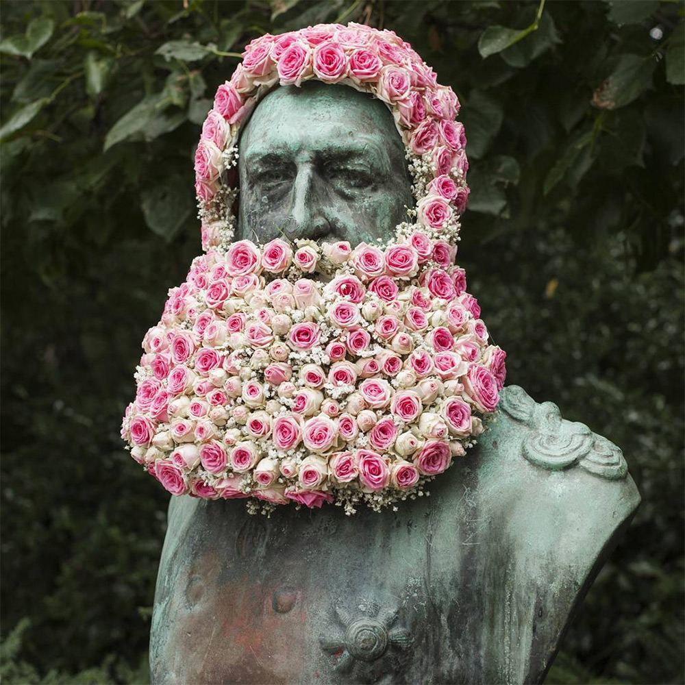 Памятники с бородой из цветов в Бельгии