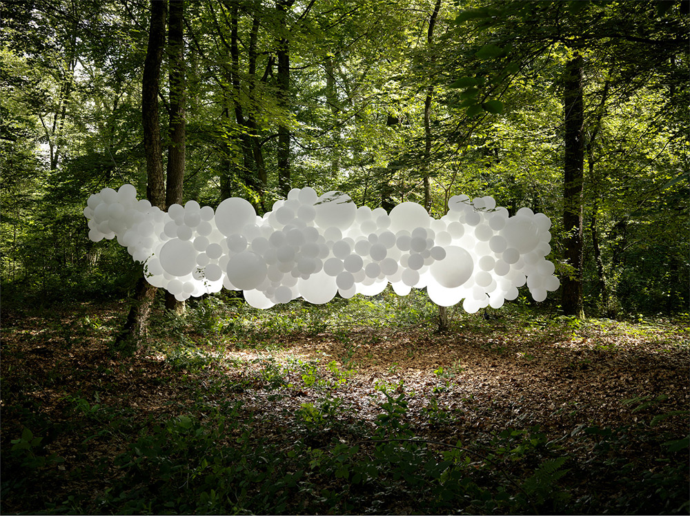 Инсталляции из белых надувных шаров от Charles Pétillon
