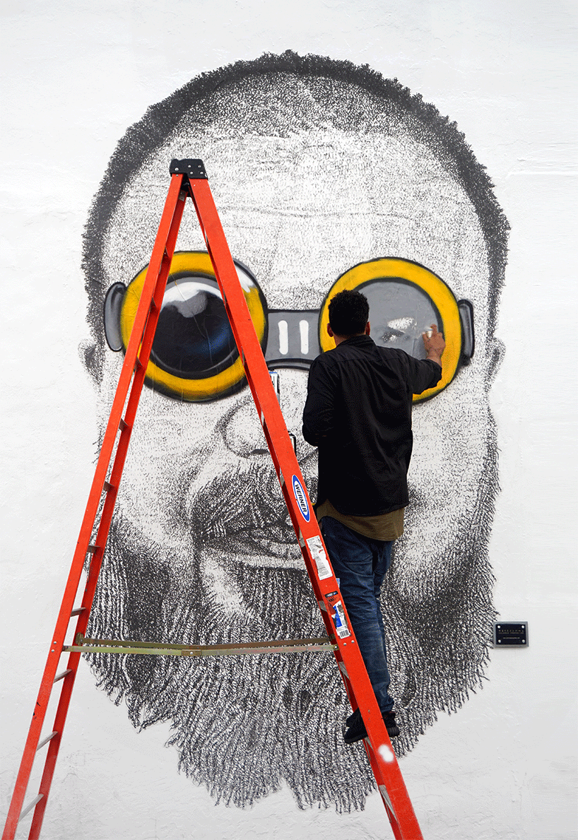 Портрет Ai Weiwei в круглых очках