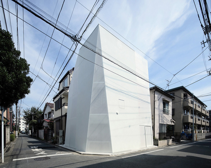 Трехэтажный угловой дом в Токио