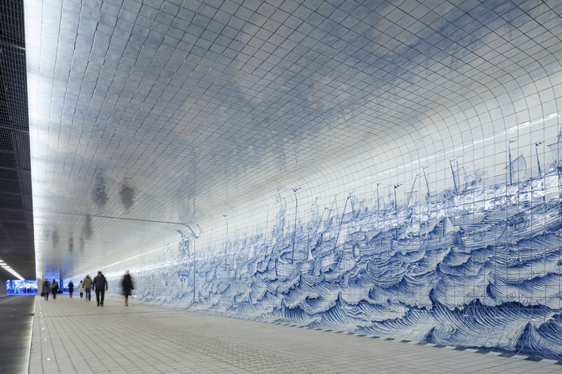 Тоннель в Амстердаме выложенный плиткой с рисунками