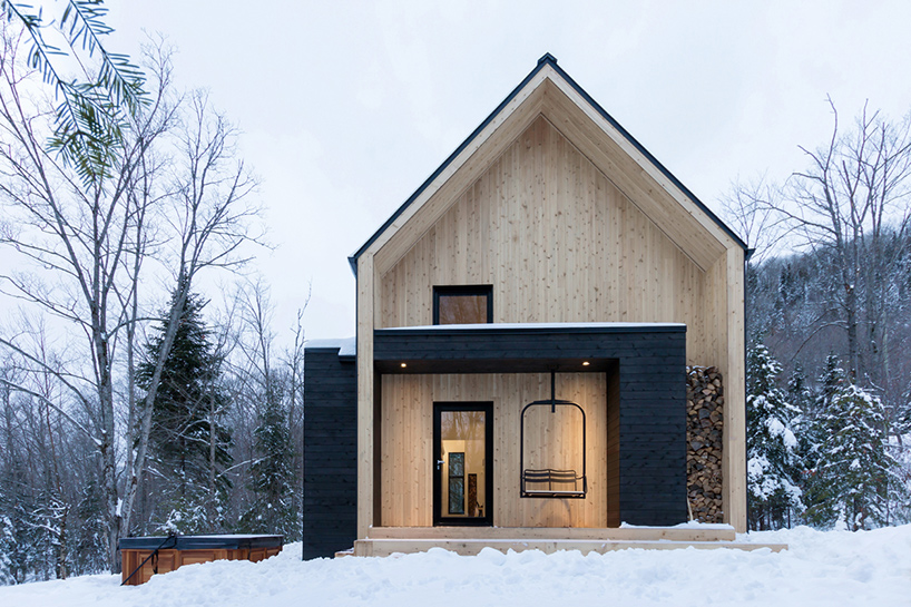 Загородный дом из черного металла и белого кедра в Квебеке