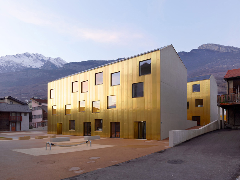Детский центр с золотым фасадом в Швейцарии